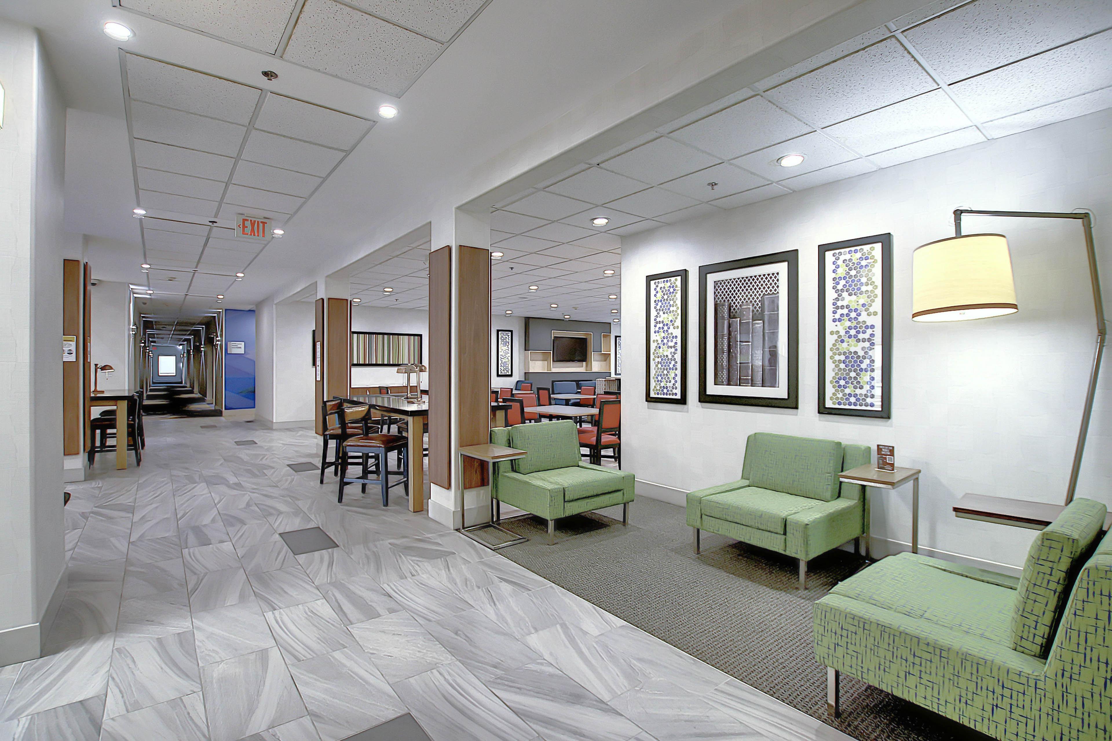 Holiday Inn Express Airport Calgary By Ihg Exterior foto